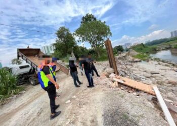 SEBUAH lori disita cuba melupuskan sisa pepejal terkawal ke dalam Sungai Kuyuh di Puchongmas, Kuala Lumpur. - SWCORP