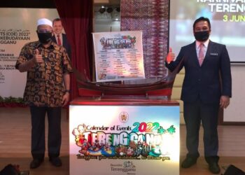 ARIFFIN Deraman (kiri) melancarkan Kalendar Acara 2022 Pelancongan dan Kebudayaan Terengganu di Kuala Terengganu hari ini. - TENGKU DANISH BAHRI TENGKU YUSOFF