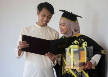 IZRAN Iskandar Rosli bangga dengan kejayaan isterinya, Noor Syafiqah Azim Mohd. Zainurin dalam Majlis Idul Ilmi Konvokesyen Ke-12 Unisza di Kuala Nerus, hari ini. PUQTRA HAIRRY ROSLI