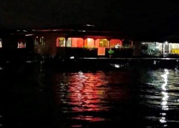 FENOMENA air pasang besar di Kampung Forest, Sandakan semalam.-IHSAN BOMBA