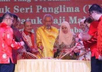 HAJIJI Noor (enam kanan) bersama Tun Juhar Mahiruddin (lima kanan) menggaul yee sang sempena Majlis Santapan Tahun Baharu Cina 2023 di Kota Kinabalu hari ini.