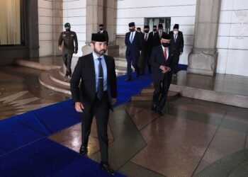 TUNKU Ismail Sultan Ibrahim akan menerima mengadap guru yang menolak vaksin bersama-sama Pengarah Pendidikan Johor di Bukit Timbalan di Johor Bahru.