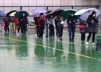 PENDUDUK beratur untuk melakukan ujian saringan Covid-19 di Hong Kong. – AFP