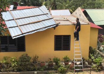 SEORANG penduduk, Zulkifli Isa menunjukkan keadaan bumbung rumahnya yang mengalami
kerosakan selepas kejadian ribut di Kampung Belimbing Dalam, Durian Tunggal, Melaka. -
UTUSAN/RASUL AZLI SAMAD