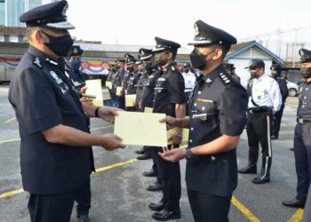 MIOR Faridalathrash Wahid (kiri) menyampaikan sijil penghargaan kepada anggota polis yang menunjukan prestasi cemerlang pada Perhimpunan Bulanan Ketua Polis Perak di IPK Perak, Ipoh hari ini. - UTUSAN/ZULFACHRI ZULKIFLI