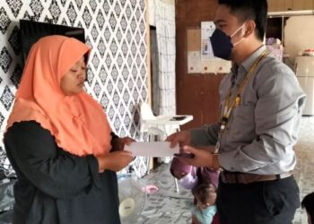 WAKIL MAIPk menyampaikan bantuan segera  kepada Diwiyana Mohammed  di Teluk Intan hari ini. - UTUSAN/IHSAN MAIPk