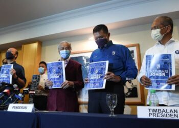 DR. MAHATHIR Mohamad (dua kiri) bersama barisan kepimpinan Pejuang menunjukkan buku Aspirasi Johor di Yayasan Kepimpinan Perdana, Putrajaya. - UTUSAN/FAISOL MUSTAFA