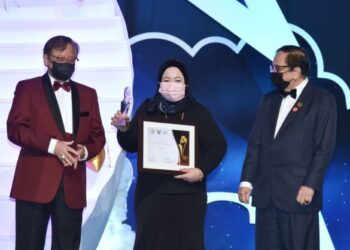 ABANG Johari Tun Openg (kiri) menyampai sijil kepada penerima dalam  Anugerah Kecemerlangan Industri Sarawak Ke-3 (CMIEA) 2021, di  Kuching  semalam.