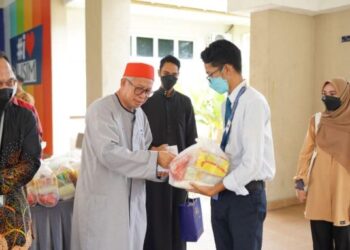 ZULKIFLI Mohamad al-Bakri menyampaikan sumbangan beliau kepada pelajar dalam kalangan keluarga B40 di USIM, Nilai, Negeri Sembilan. - Ihsan Zulkifli Mohamad al-Bakri