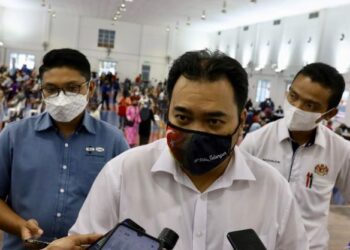 MOHD. Faizal Abdul Raji ditemui pemberita sewaktu penyerahan BSB dan BWI di Dewan MBSA Kemuning Utama, Seksyen 32, Shah Alam, Selangor, hari ini. - UTUSAN / ZULFADHLI ZAKI