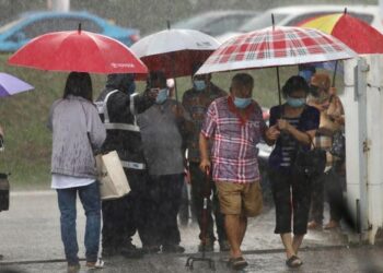TIDAK kisah berhujan atau berpanas, mangsa banjir sanggup datang awal dan menunggu di hadapan dewan untuk menerima bantuan BSB dan BWI di Dewan MBSA Kemuning Utama, Seksyen 32, di Shah Alam, Selangor, hari ini. - UTUSAN / ZULFADHLI ZAKI