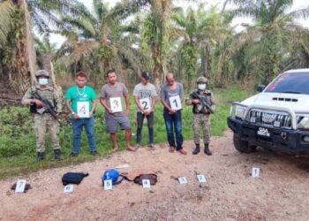 EMPAT lelaki yang ditahan bersama barang rampasan di Sektor Pos Imbangan Ladang Dafa, sempadan Indonesia – Malaysia di sini pada pagi tadi.