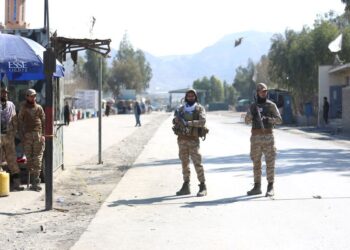 ANGGOTA keselamatan Taliban berkawal di jalan persimpangan sempadan Torkham antara Afghanistan dan Pakistan di wilayah Nangarhar. - AFP   
