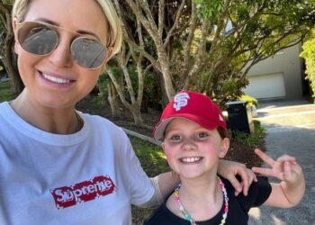 PIXIE Curtis (kanan) bersama ibunya, Roxy Jacenko. - AGENSI 