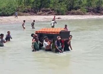 PENDUDUK Desa Manubelon nekad mengusung keranda menyeberang Sungai Kapsali di Kupang.-AGENSI