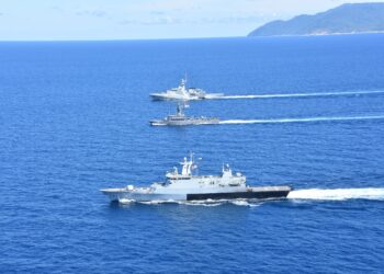 KAPAL TLDM, KD Selangor (depan) menyertai eksesais bersama Shield 2022 dengan angkatan laut negara-negara Pengaturan Pertahanan Lima Kuasa (FPDA)
di Singapura.