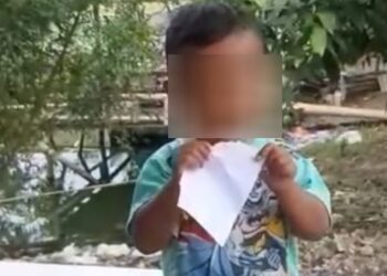 TANGKAP layar video yang menunjukkan seorang kanak-kanak lelaki mengunyah kertas di Bekasi, Indonesia. - AGENSI