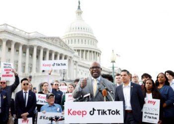 JAMAAL Bowman bercakap pada sidang akhbar bersama kumpulan penyokong aplikasi TikTok, di hadapan bangunan Capitol di Washington. - AFP