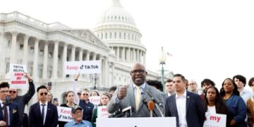 JAMAAL Bowman bercakap pada sidang akhbar bersama kumpulan penyokong aplikasi TikTok, di hadapan bangunan Capitol di Washington. - AFP