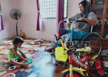 AZURA Ahmad bersama anak perempuannya Nor Syawalina Husna Khairul Nizar, 2, ketika ditemui di kediamannya di Desa Kuala Muda, Kepala Batas, Pulau Pinang semalam.
