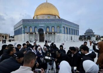 SEKUMPULAN rakyat Palestin berkumpul di Masjid al-Aqsa di Baitulmuqaddis untuk melihat anak bulan Ramadan.-AGENSI