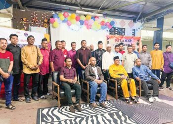 SKUAD AADK Gua Musang bergambar kenangan selepas program berkonvoi motosikal di Kampung Pulai, Gua Musang, Kelantan. – UTUSAN/AIMUNI TUAN LAH
