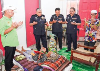 IDRIS Abdullah (dua kiri) bersama pegawai kanan melawat bekas anggota Skuad 69 Sabah di Kampung Perpaduan, Kudat.