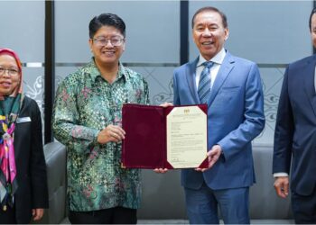 MOHD. Annuar Zaini (dua, kanan) menerima watikah pelantikan sebagai Pengerusi UDA daripada Ewon Benedick.