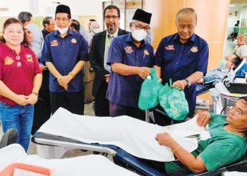 SEORANG penderma darah menerima sumbangan daripada pihak penganjur sambil diperhatikan Dr. Mohamed Ali Mohamed Nadhar Khan (tengah) di lobi Hospital Sultan Abdul Halim (HSAH) Sungai Petani, Kedah baru-baru ini. – UTUSAN/ABD RAZAK OSMAN