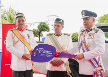 BAHARIN Din (kiri) menyerahkan replika kunci kenderaan kepada Acryl Sani Abdullah Sani disaksikan oleh Saifuddin Nasution di Kuala Lumpur, Isnin lalu.