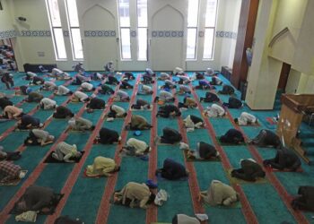 JEMAAH menunaikan solat di Masjid Timur London dan Pusat Islam London. - AGENSI