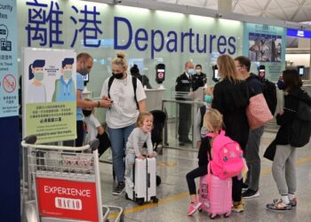 PUNCA golongan ekspatriat meninggalkan China disebabkan pelaksanaan strategi sifar Covid-19. - AFP