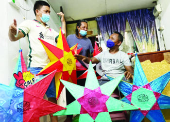 ZULKIFLI Ahmad (kanan), bersama Azhari Zakaria dan Muhammad Syazwan Abu Bakar masih mengekalkan tradisi pembuatan lampu bintang sempena sambutan Aidilfitri tidak lama lagi di Kampung Mutiara, Batu Feringghi, Pulau Pinang.