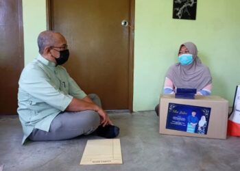 GHAFAR Misdar (kiri) mewakili Ketua Menteri, Datuk Seri Sulaiman Md. Ali menziarahi dan menyampaikan sumbangan kepada Umi Nur Faizah Fauzan Ali Halimi di rumah sewanya di Balai Panjang, Malim, Melaka. - UTUSAN/MUHAMMAD SHAHIZAM TAZALI