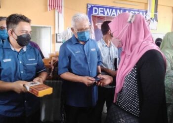 HAMZAH ZAINUDIN (tengah) menyampaikan sumbangan kepada asnaf di Batu Kurau dekat Larut hari ini. - UTUSAN/WAT KAMAL ABAS