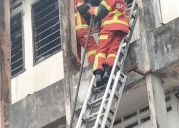 ANGGOTA bomba memadam kebakaran kedai tiga tingkat di Jalan Pasir Puteh, Ipoh hari ini. - UTUSAN/IHSAN JBPM PERAK
