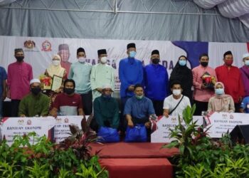 MAHDZIR Khalid (berdiri, tengah) bergambar bersama peserta Keda pada  Majlis Iftar Warga Desa Keda di Padang Terap, semalam. - UTUSAN/MOHD. RIFAAT ABD. HAMID