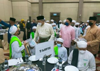 ANNUAR Musa menyampaikan sumbangan kepada pelajar tahfiz pada Majlis Berbuka Puasa Bersama Menteri Komunikasi dan Multimedia di Alor Setar, semalam. - UTUSAN/MOHD. RAFIE AZIMI