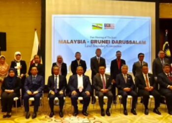 WAKIL Malaysia dan Brunei bergambar sebelum Mesyuarat Jawatankuasa Bersama mengenai Sempadan Darat di Putrajaya semalam. - Ihsan Wisma Putra