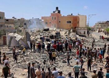 PENDUDUK Palestin memeriksa rumah mereka yang musnah dalam serangan udara tentera Israel di Rafah di selatan Semenanjung Gaza. - AFP