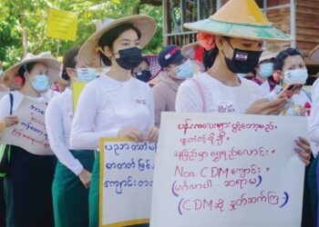 GOLONGAN guru lengkap beruniform turut mengambil bahagian dalam protes menentang rampasan kuasa junta tentera di Dooplaya, Myanmar. - AFP  