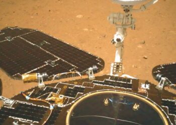 GAMBAR yang dikeluarkan oleh Pentadbiran Angkasa Lepas China menunjukkan imej dirakam oleh kamera navigasi Zhurong di permukaan planet Marikh. - AFP