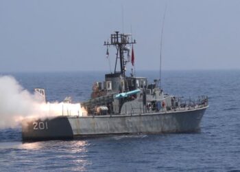 KAPAL tempur antipeluru berpandu milik tentera Iran menjalani latihan ketenteraan di Teluk Oman. - AFP
