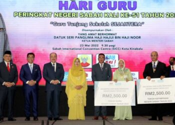 HAJIJI Noor (tiga kiri) bersama Mohamad Alamin (dua kiri) merakamkan gambar kenangan bersama Tokoh Guru, Nuinda Alias (tiga kanan) dan Madaile Basri (dua kanan) di Kota Kinabalu hari ini.