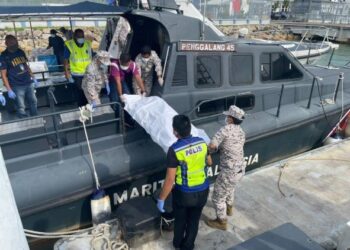 ANGGOTA Maritim Malaysia mengusung mayat T Razali Wok yang ditemukan terapung di kedudukan 28 batu nautika timur Kuala Terengganu oleh nelayan tempatan kira-kira pukul 12 tengah hari ini.