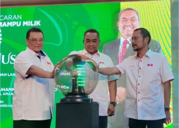 MUHAMMAD Sanusi Md. Nor (tengah) bersama Che Had Dhali (kiri) dan Pengarah Eksekutif Kumpulan BDB, Raja Shahreen Raja Othman melakukan gimik pelancaran Perumahan Mampu Milik Aman Nusa di Hotel Adya, Kuah, Langkawi. – UTUSAN/NUR AMALINA AZMAN