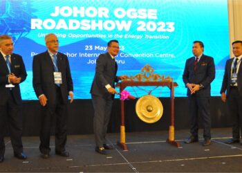 MOHD. HAIRI MAD SHAH (tengah) memukul gong gimik perasmian OGSE Johor 2023 di Pusat Konvensyen Antarabangsa Persada Johor, Johor Bahru, semalam. – UTUSAN/RAJA JAAFAR ALI