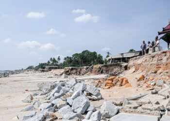 KEADAAN hakisan pantai yang semakin buruk di Kampung Tengah, Batu Rakit, Kuala Nerus, Terengganu. - UTUSAN/PUQTRA HAIRRY ROSLI