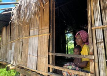 SEORANG penduduk Orang Asli, Rohani Asin bersama anaknya memilih tinggal dalam pondok buluh di Kampung Aring 5, Pos Lebir, Gua Musang, Kelantan, semalam. - UTUSAN/AIMUNI TUAN LAH