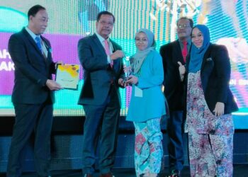 ABDUL RAHMAN Mohamad (dua dari kiri) menyampaikan Anugerah Terbaik Keseluruhan kepada Nurul Izzah Nasser (tengah) pada Majlis Penyampaian SPAK Siri 1 2022 di Alor Gajah, Melaka. - UTUSAN/MUHAMMAD SHAHIZAM TAZALI